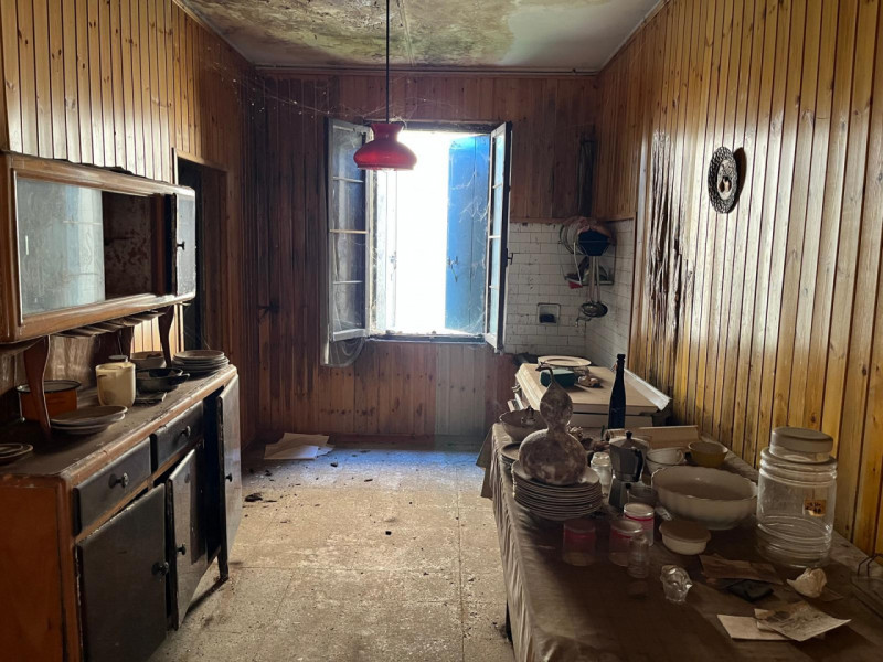 TOMBOLO - In zona centralissama proponiamo abitazione su tre livelli completamente da restaurare....