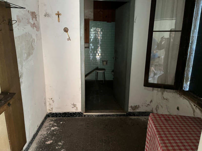 TOMBOLO - In zona centralissama proponiamo abitazione su tre livelli completamente da restaurare....