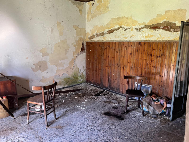 TOMBOLO - In zona centralissama proponiamo abitazione su tre livelli completamente da restaurare....