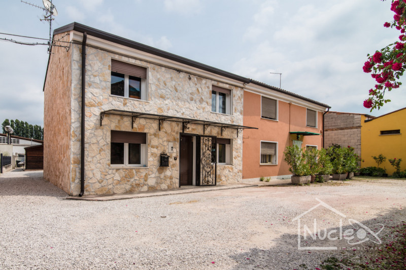 Stanghella, in una corte residenziale tranquilla a due passi dalla SS16, al confine con Solesino,...