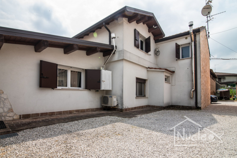 Stanghella, in una corte residenziale tranquilla a due passi dalla SS16, al confine con Solesino,...