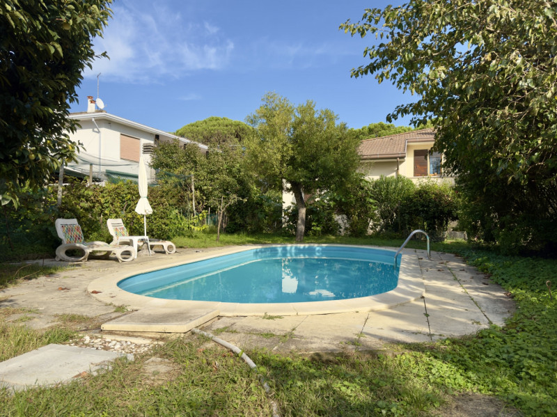 Immersa in un parco privato di 1.500 mq arricchito da alberi secolari, questa affascinante villa ...