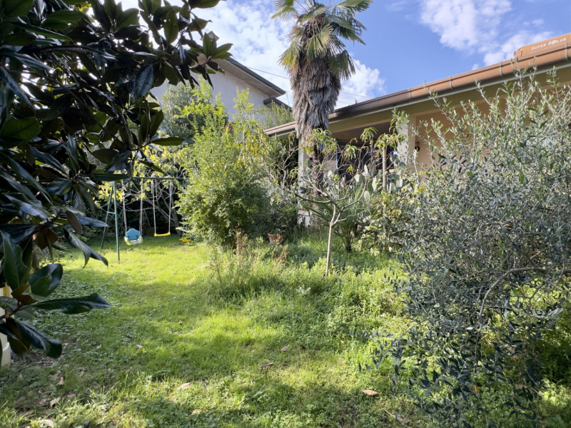 Immersa in un parco privato di 1.500 mq arricchito da alberi secolari, questa affascinante villa ...