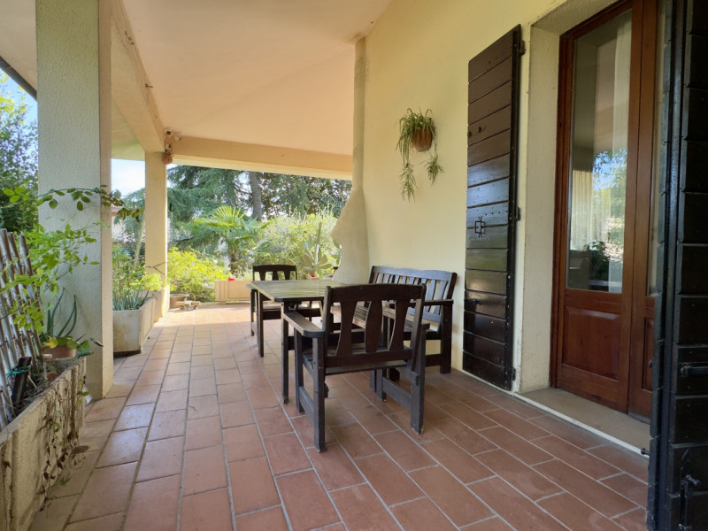 Immersa in un parco privato di 1.500 mq arricchito da alberi secolari, questa affascinante villa ...