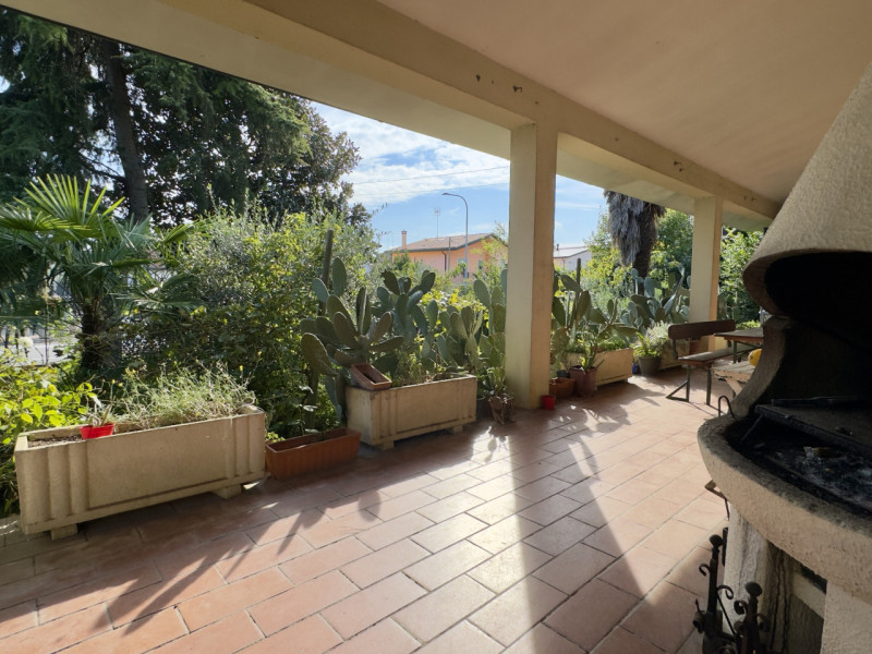 Immersa in un parco privato di 1.500 mq arricchito da alberi secolari, questa affascinante villa ...