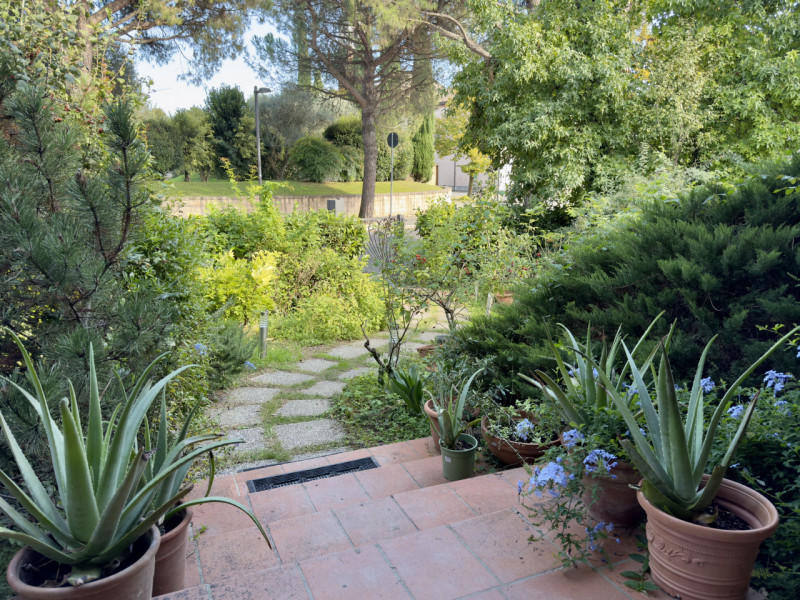 Immersa in un parco privato di 1.500 mq arricchito da alberi secolari, questa affascinante villa ...