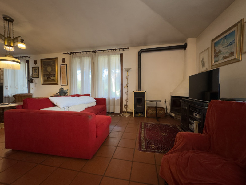 Immersa in un parco privato di 1.500 mq arricchito da alberi secolari, questa affascinante villa ...