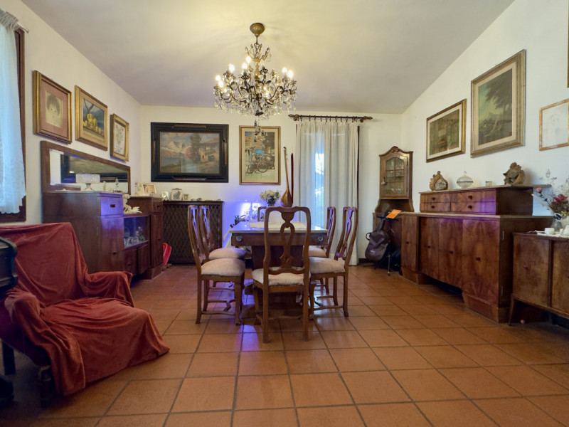 Immersa in un parco privato di 1.500 mq arricchito da alberi secolari, questa affascinante villa ...