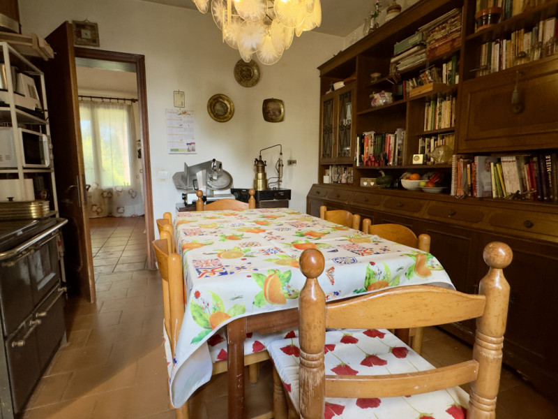 Immersa in un parco privato di 1.500 mq arricchito da alberi secolari, questa affascinante villa ...