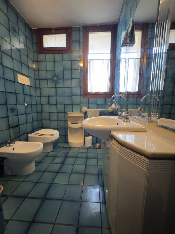 Immersa in un parco privato di 1.500 mq arricchito da alberi secolari, questa affascinante villa ...