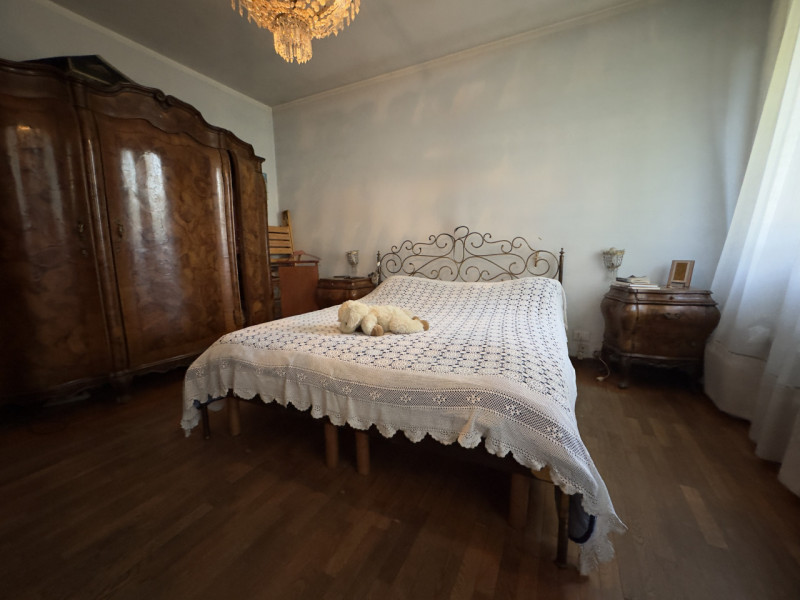 Immersa in un parco privato di 1.500 mq arricchito da alberi secolari, questa affascinante villa ...