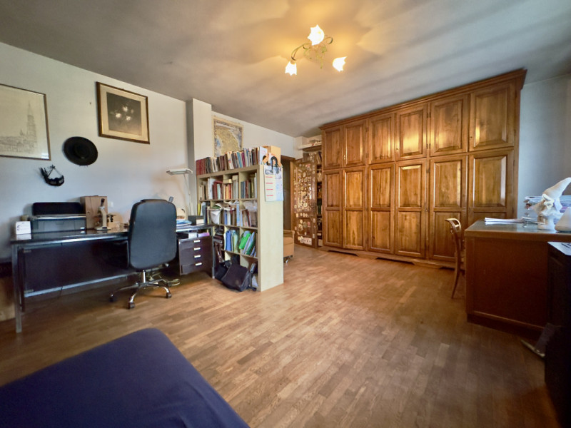 Immersa in un parco privato di 1.500 mq arricchito da alberi secolari, questa affascinante villa ...