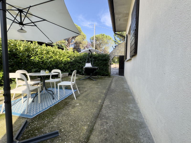 Immersa in un parco privato di 1.500 mq arricchito da alberi secolari, questa affascinante villa ...