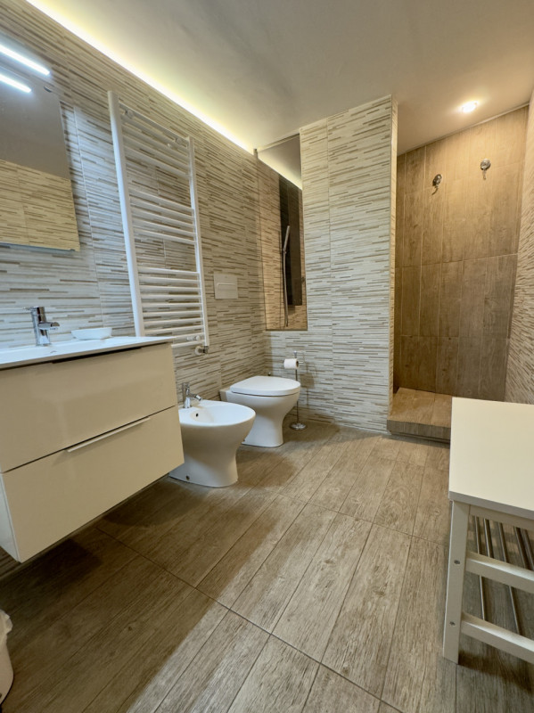 Immersa in un parco privato di 1.500 mq arricchito da alberi secolari, questa affascinante villa ...