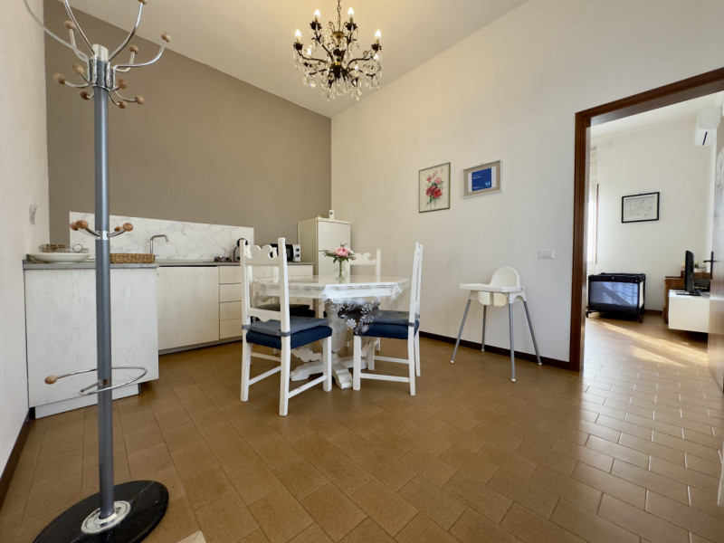 Immersa in un parco privato di 1.500 mq arricchito da alberi secolari, questa affascinante villa ...