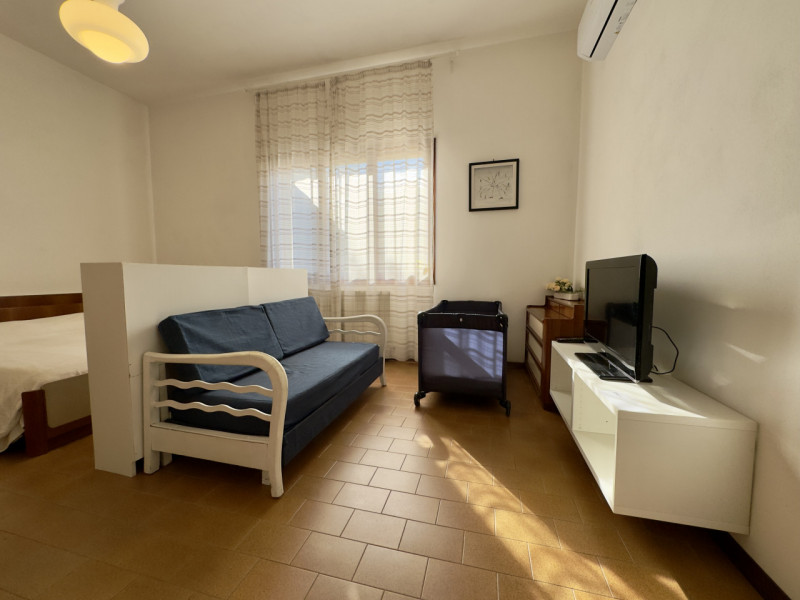 Immersa in un parco privato di 1.500 mq arricchito da alberi secolari, questa affascinante villa ...