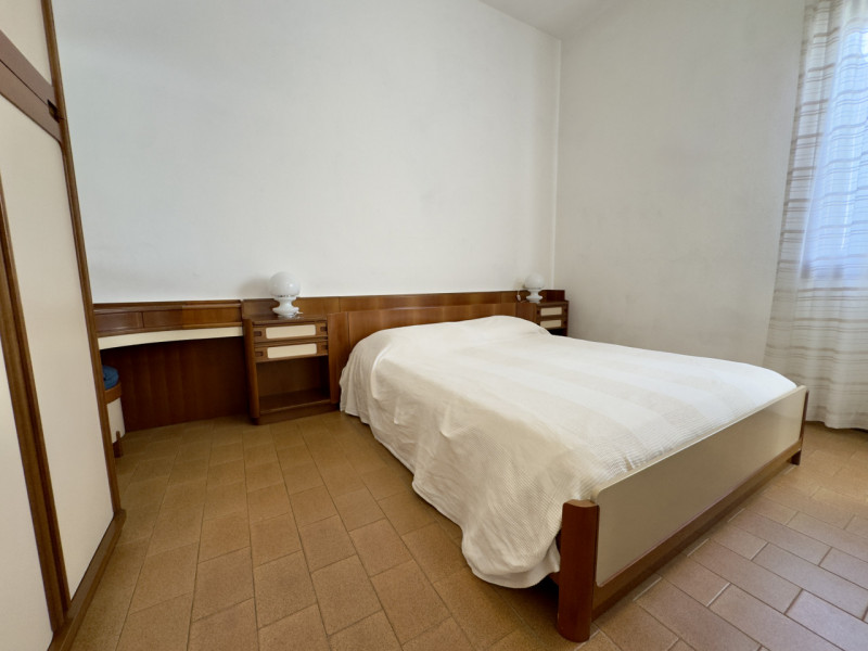 Immersa in un parco privato di 1.500 mq arricchito da alberi secolari, questa affascinante villa ...