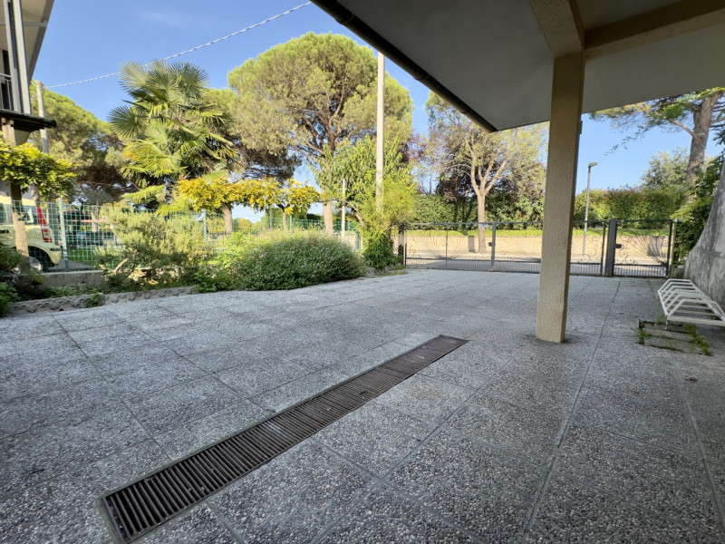 Immersa in un parco privato di 1.500 mq arricchito da alberi secolari, questa affascinante villa ...