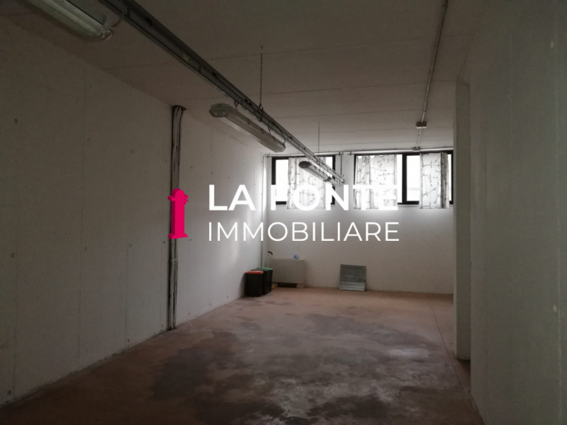 STRA - ai confini con VIGONZA - NEGOZIO/UFFICIO di 100 mq netti, altezza 3,20 mt., suddiviso sapi...