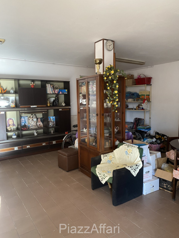 RIF. CORRC4

Al centro del paese, fronte Via San Donato, proponiamo in vendita casa accostata abi...