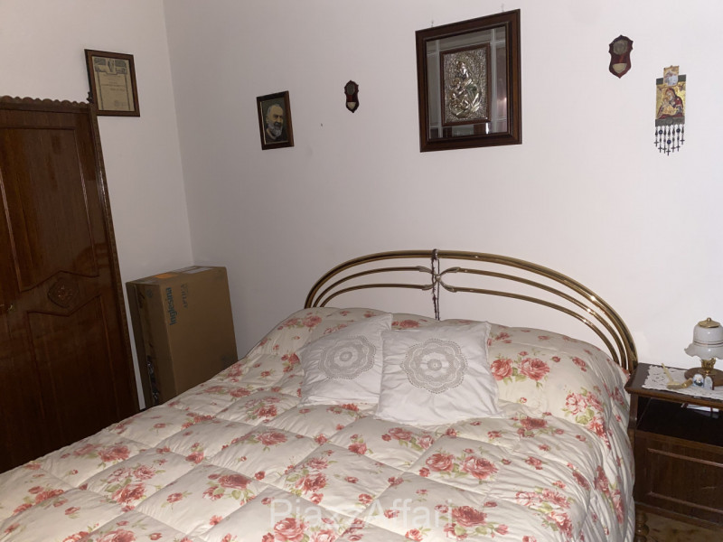 RIF. CORRC4

Al centro del paese, fronte Via San Donato, proponiamo in vendita casa accostata abi...