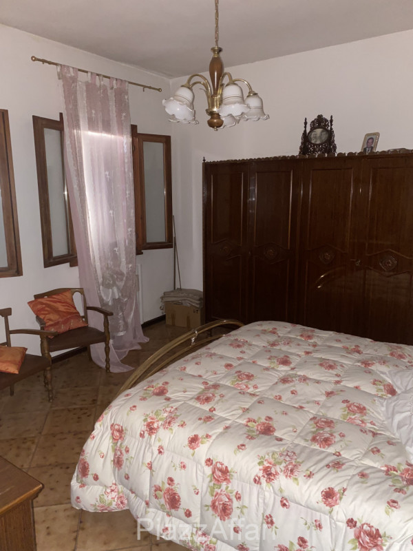 RIF. CORRC4

Al centro del paese, fronte Via San Donato, proponiamo in vendita casa accostata abi...