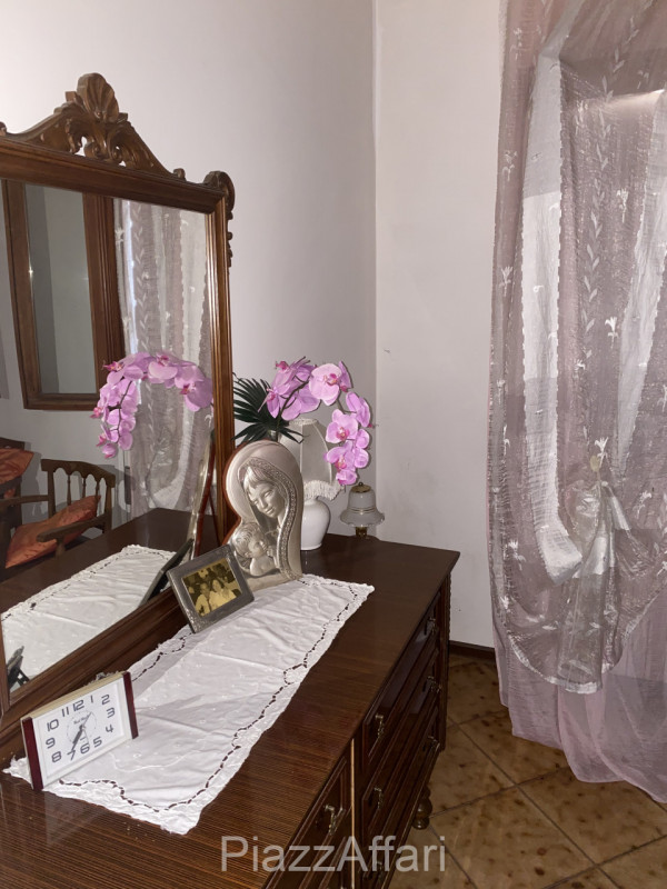 RIF. CORRC4

Al centro del paese, fronte Via San Donato, proponiamo in vendita casa accostata abi...