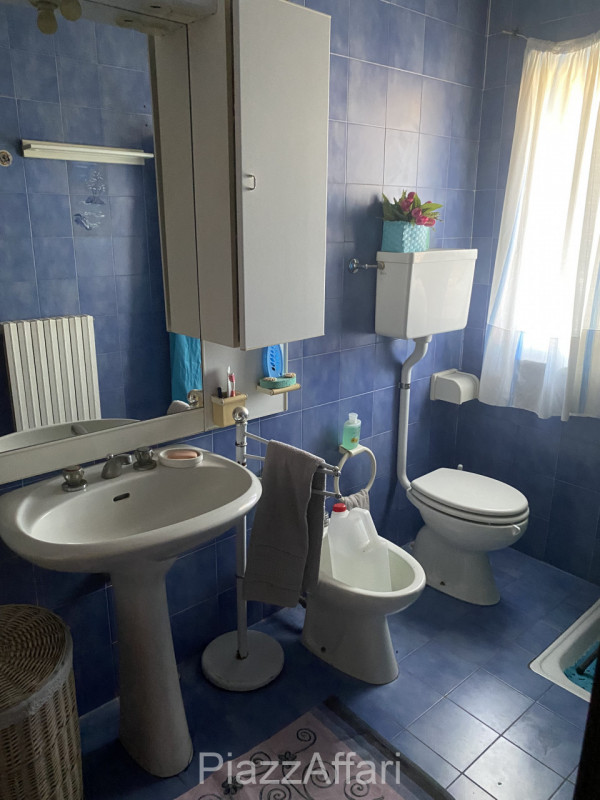 RIF. CORRC4

Al centro del paese, fronte Via San Donato, proponiamo in vendita casa accostata abi...