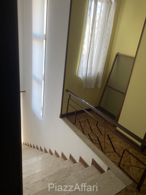 RIF. CORRC4

Al centro del paese, fronte Via San Donato, proponiamo in vendita casa accostata abi...