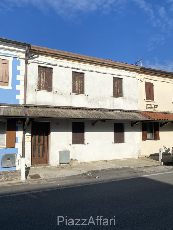 RIF. CORRC4

Al centro del paese, fronte Via San Donato, proponiamo in vendita casa accostata abi...