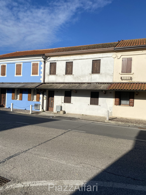 RIF. CORRC4

Al centro del paese, fronte Via San Donato, proponiamo in vendita casa accostata abi...