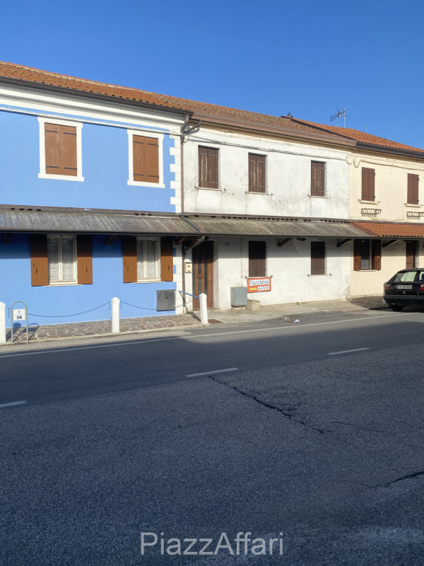 RIF. CORRC4

Al centro del paese, fronte Via San Donato, proponiamo in vendita casa accostata abi...