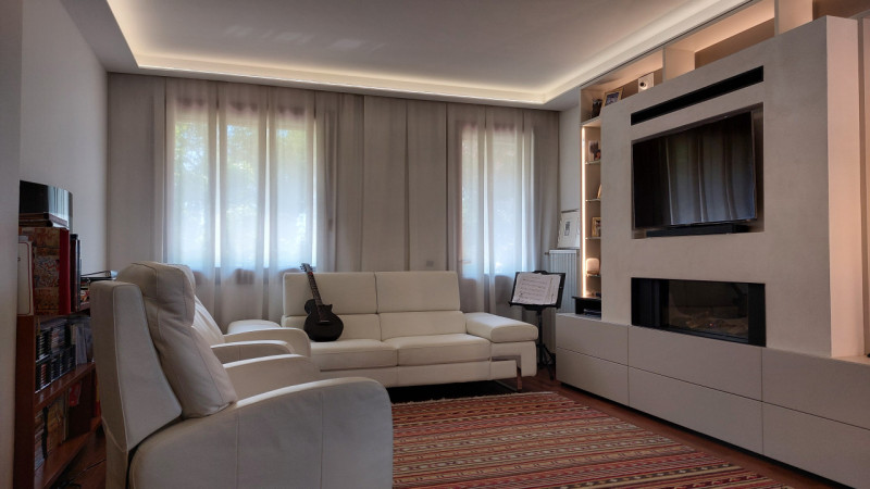 In posizione molto tranquilla ed interna al quartiere, proponiamo ampia porzione di trifamiliare ...