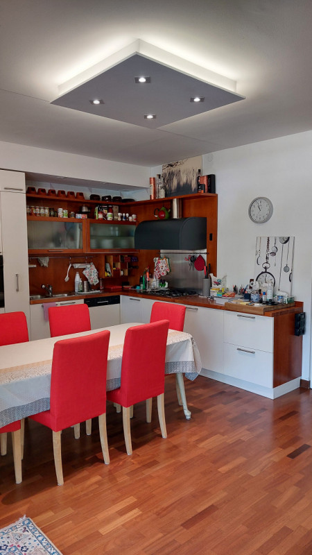 In posizione molto tranquilla ed interna al quartiere, proponiamo ampia porzione di trifamiliare ...