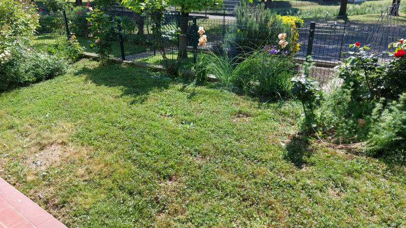 In posizione molto tranquilla ed interna al quartiere, proponiamo ampia porzione di trifamiliare ...