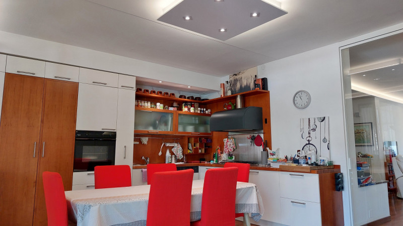 In posizione molto tranquilla ed interna al quartiere, proponiamo ampia porzione di trifamiliare ...