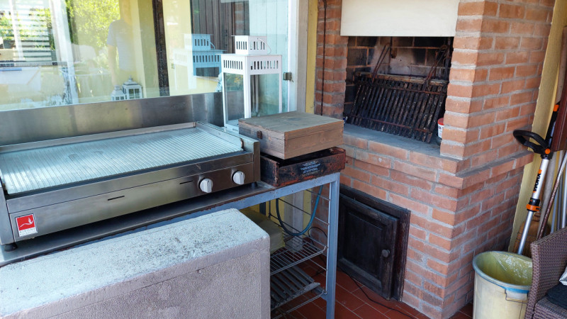 In posizione molto tranquilla ed interna al quartiere, proponiamo ampia porzione di trifamiliare ...