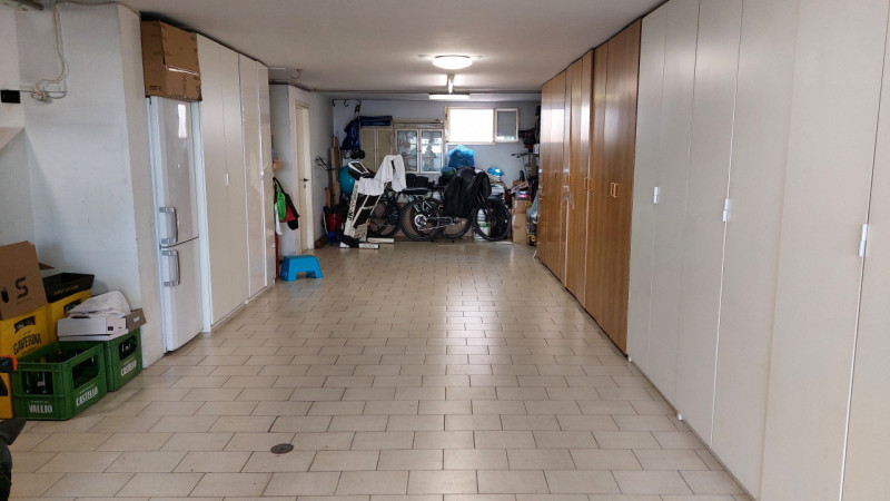 In posizione molto tranquilla ed interna al quartiere, proponiamo ampia porzione di trifamiliare ...