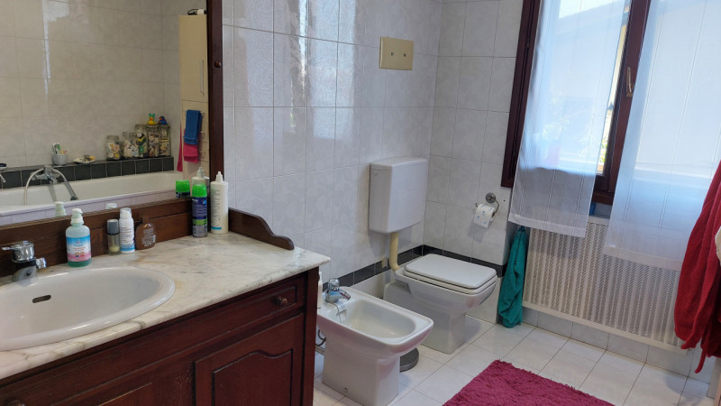 In posizione molto tranquilla ed interna al quartiere, proponiamo ampia porzione di trifamiliare ...