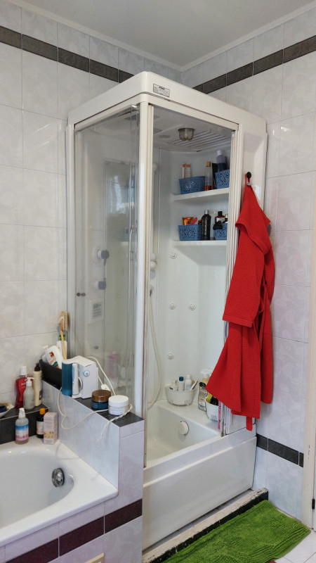 In posizione molto tranquilla ed interna al quartiere, proponiamo ampia porzione di trifamiliare ...