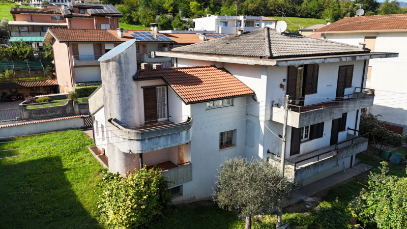 Casa singola  situata nel tranquillo e ricercato quartiere di Magrè, a Schio. Con una superficie ...