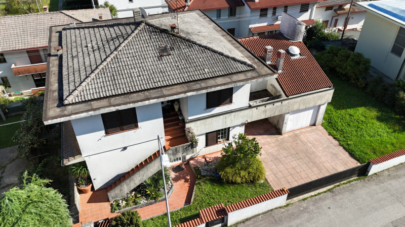 Casa singola  situata nel tranquillo e ricercato quartiere di Magrè, a Schio. Con una superficie ...