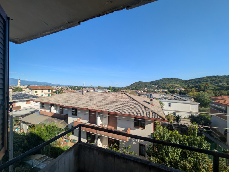 Casa singola  situata nel tranquillo e ricercato quartiere di Magrè, a Schio. Con una superficie ...