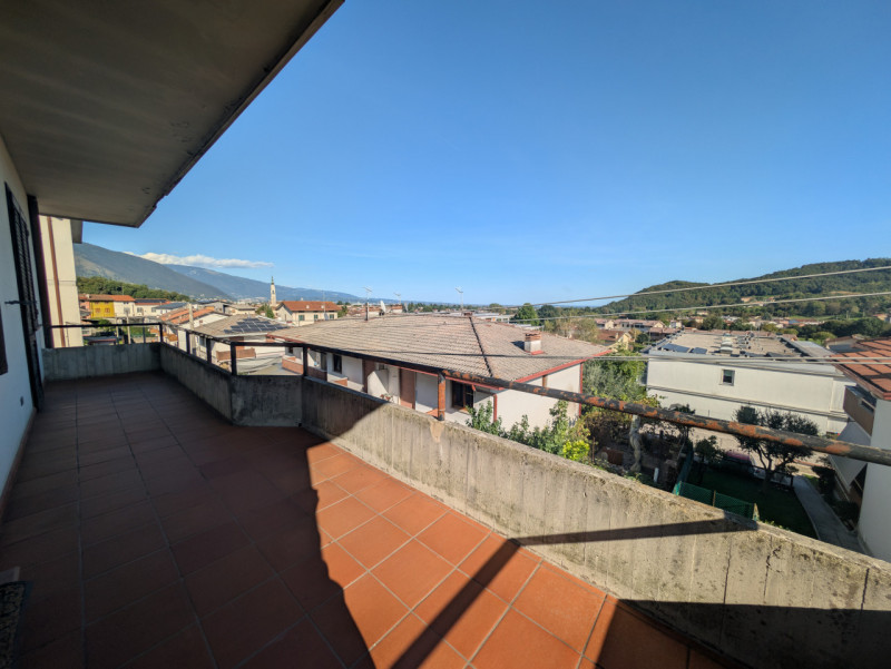 Casa singola  situata nel tranquillo e ricercato quartiere di Magrè, a Schio. Con una superficie ...