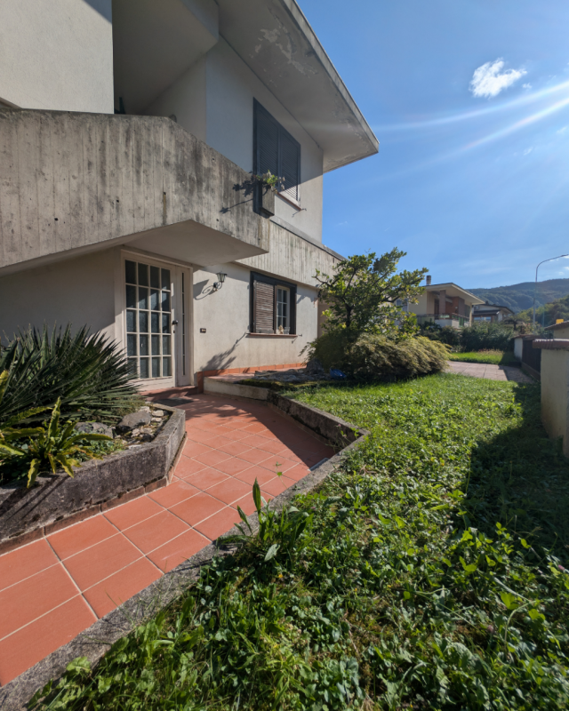 Casa singola  situata nel tranquillo e ricercato quartiere di Magrè, a Schio. Con una superficie ...