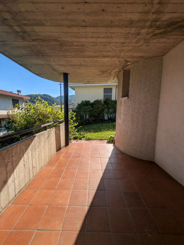 Casa singola  situata nel tranquillo e ricercato quartiere di Magrè, a Schio. Con una superficie ...