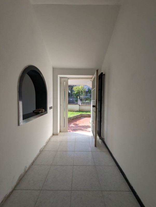 Casa singola  situata nel tranquillo e ricercato quartiere di Magrè, a Schio. Con una superficie ...