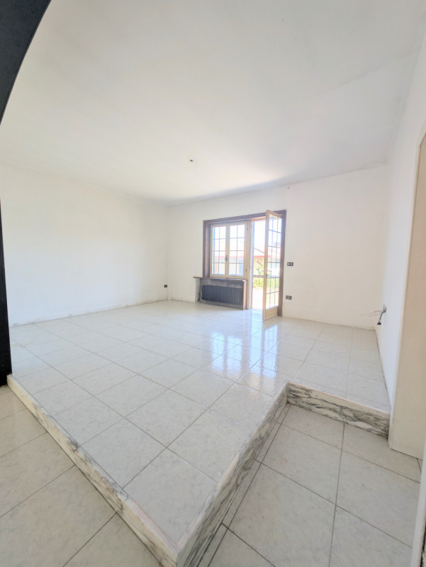 Casa singola  situata nel tranquillo e ricercato quartiere di Magrè, a Schio. Con una superficie ...