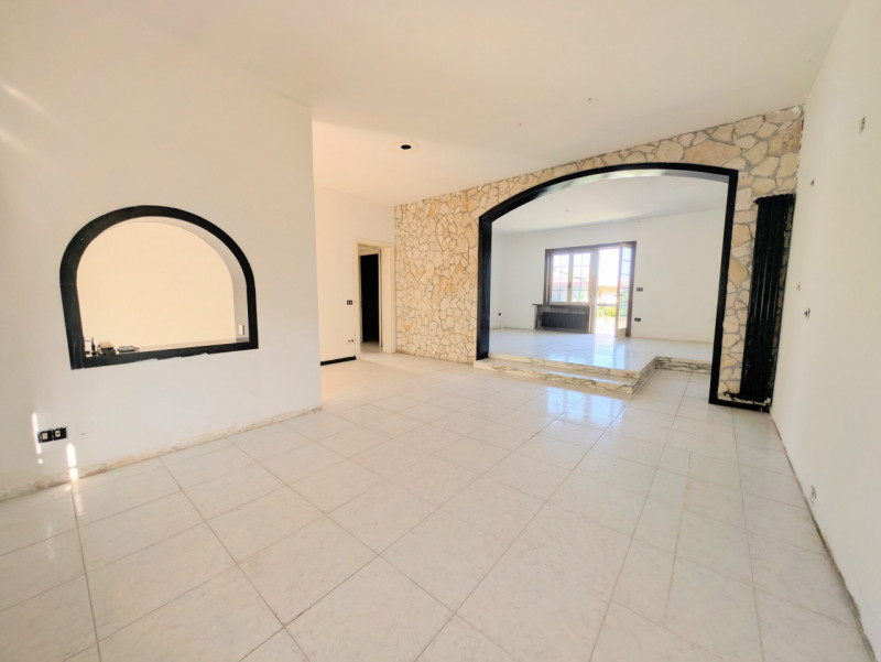 Casa singola  situata nel tranquillo e ricercato quartiere di Magrè, a Schio. Con una superficie ...