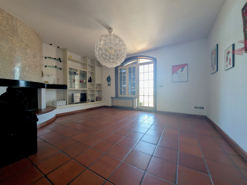 Casa singola  situata nel tranquillo e ricercato quartiere di Magrè, a Schio. Con una superficie ...